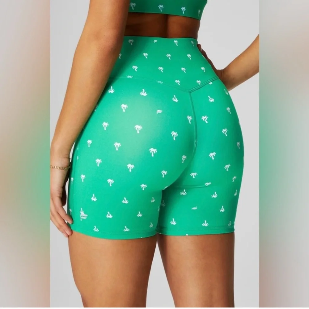 Fabletics Green Palm Print Sports Bra & Biker Short Set Sz M | NWOT - Picture 6 of 14